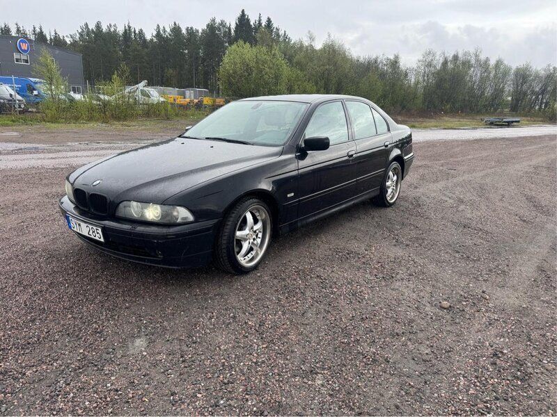 Svart Begagnad 2002 BMW 530 M Sport Sedan | 28 000 kr - Bild 1/4