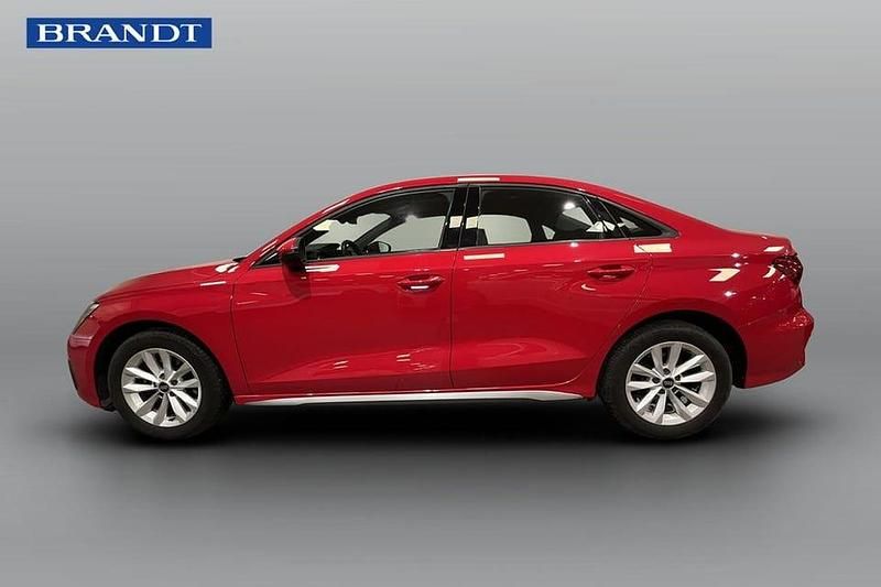 Röd Begagnad 2023 Audi A3 Sedan | 244 900 kr (Marknadspris) - Bild 1/4
