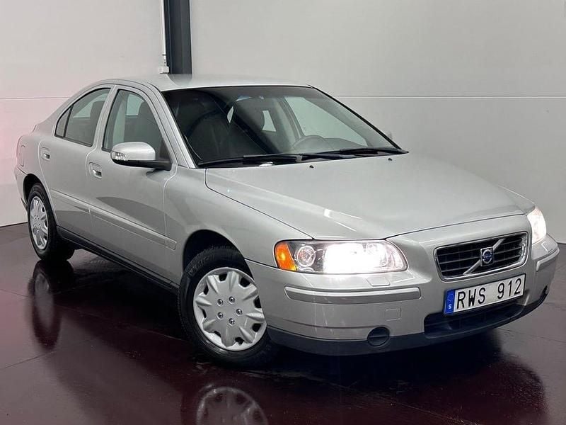 Silver Begagnad 2006 Volvo S60 Kinetic Sedan | 79 900 kr (Dyr) - Bild 1/4