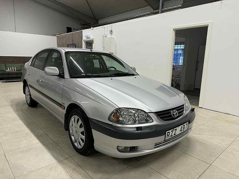 Begagnad Toyota Avensis 129 HK (94 kW) 2000 Ljusgrå Sedan