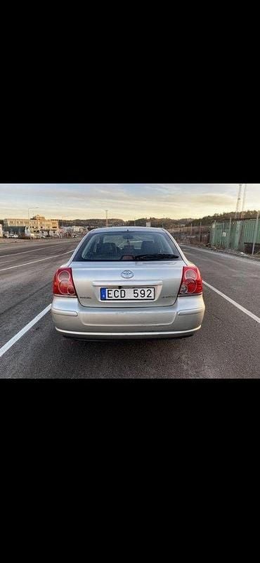 Silver Begagnad 2006 Toyota Avensis Halvkombi | 39 000 kr (Marknadspris) - Bild 1/4