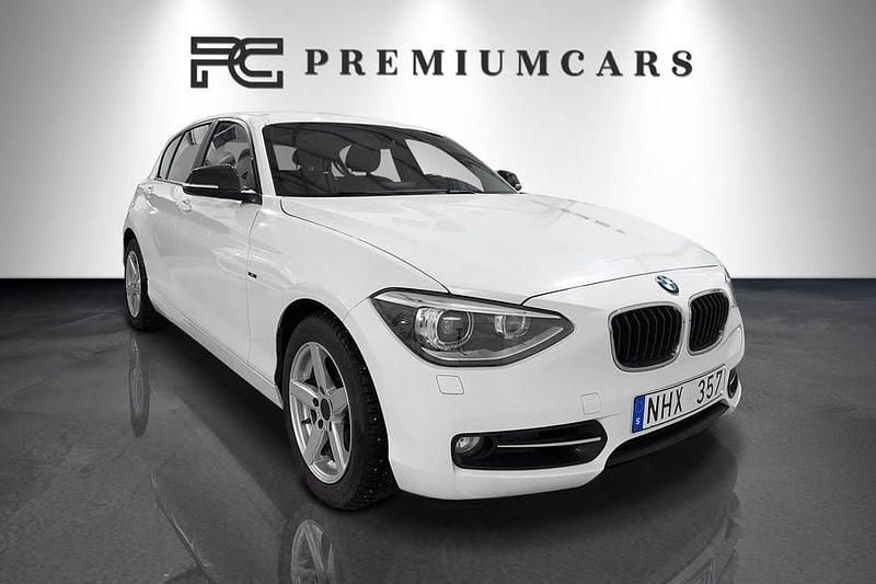 Vit Begagnad 2013 BMW 120 Sport Line Halvkombi | 109 900 kr (Marknadspris) - Bild 1/4