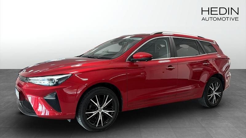Röd (red) Begagnad 2022 MG MG5 EV Luxury Kombi | 234 900 kr (Marknadspris) - Bild 1/4