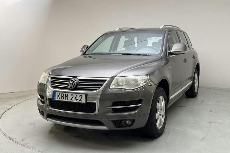 Mörkgrå Begagnad 2010 VW Touareg R-line SUV | 76 000 kr - Bild 1/4