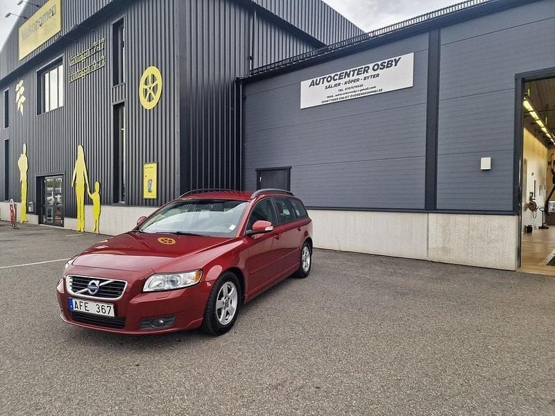 Mörkröd (röd) Begagnad 2011 Volvo V50 Momentum Kombi | 62 900 kr (Marknadspris) - Bild 1/4