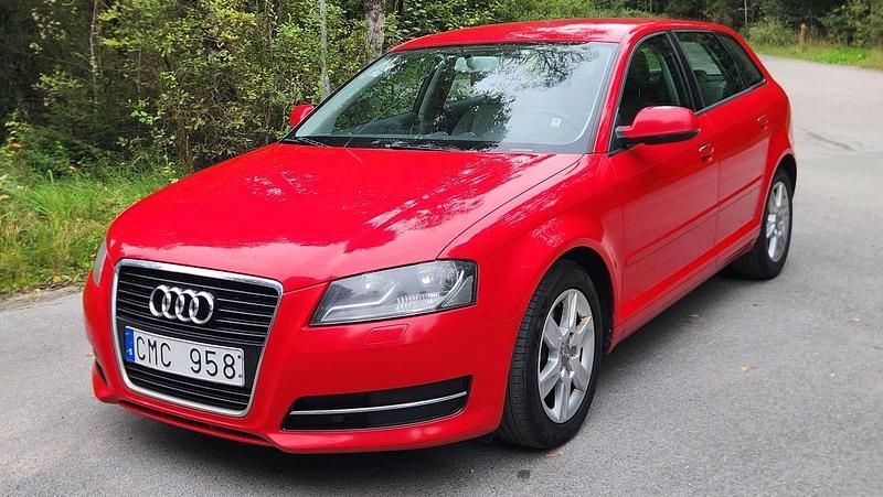 Röd Begagnad 2011 Audi A3 Sportback Attraction Halvkombi | 56 900 kr (Marknadspris) - Bild 1/4
