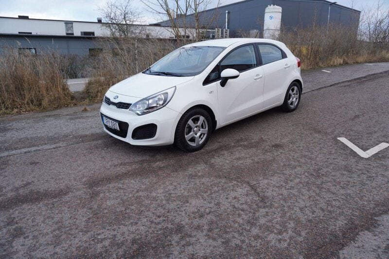 Vit Begagnad 2014 Kia Rio 4 Halvkombi | 89 900 kr (Marknadspris) - Bild 1/4