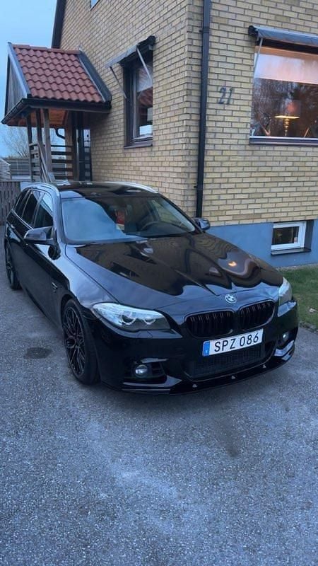 Svart Begagnad 2015 BMW 520 Comfort Edition Kombi | 138 000 kr (Marknadspris) - Bild 1/4