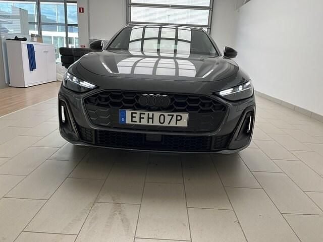 Daytonagrå pärleffekt Ny 2025 Audi A5 S-Line Kombi | 589 000 kr - Bild 1/4