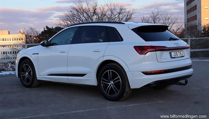 Begagnad Audi e-tron Proline 300 kW (408 HK) 2019 Vit samma som bilen SUV