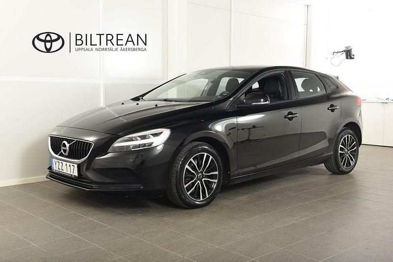 Svart Begagnad 2017 Volvo V40 Momentum Kombi | 174 800 kr (Marknadspris) - Bild 1/4