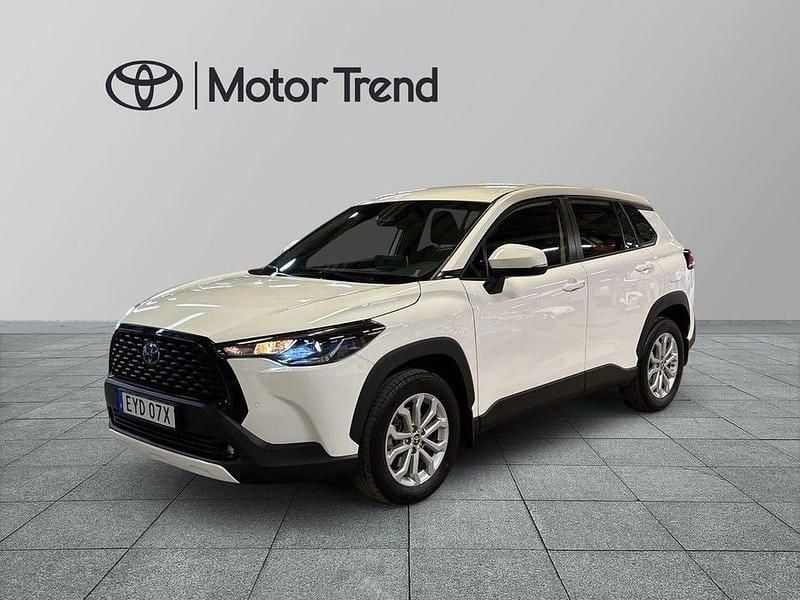Vit Begagnad 2023 Toyota Corolla Cross Plus SUV | 324 500 kr (Superpris) - Bild 1/3