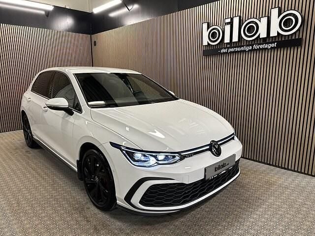 Vit Begagnad 2023 VW Golf VIII GTE Halvkombi | 439 900 kr (Dyr) - Bild 1/4
