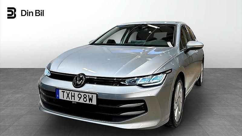 Silver Begagnad 2025 VW Golf VIII Comfortline Halvkombi | 319 900 kr (Marknadspris) - Bild 1/4