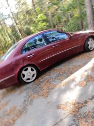 Röd Begagnad 2005 Mercedes E240 Avantgarde Sedan | 44 500 kr (Lite dyr) - Bild 1/4