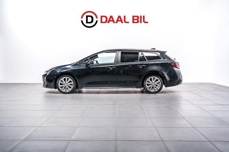 Svart Begagnad 2022 Toyota Corolla Active Kombi | 189 700 kr (Marknadspris) - Bild 1/4