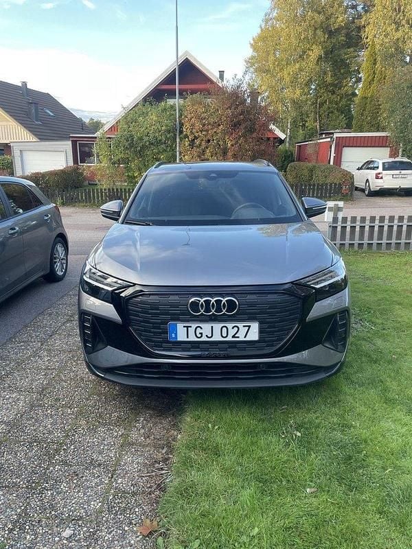 Grå Begagnad 2024 Audi Q4 e-tron Advanced SUV | 415 000 kr - Bild 1/4