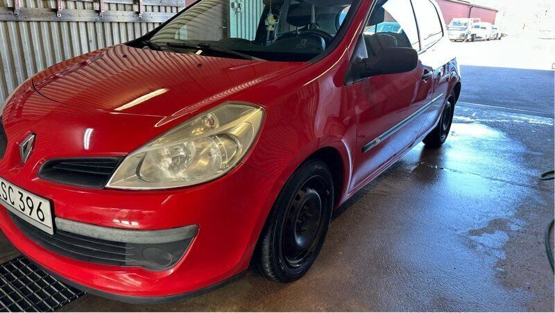 Röd Begagnad 2006 Renault Clio R.S. Halvkombi | 21 900 kr - Bild 1/4