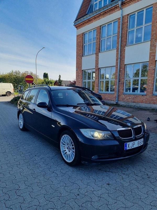 Svart Begagnad 2006 BMW 320 Kombi | 25 000 kr (Superpris) - Bild 1/3