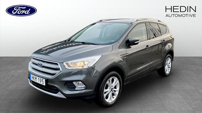 Grå Begagnad 2018 Ford Kuga Titanium SUV | 164 900 kr (Marknadspris) - Bild 1/4