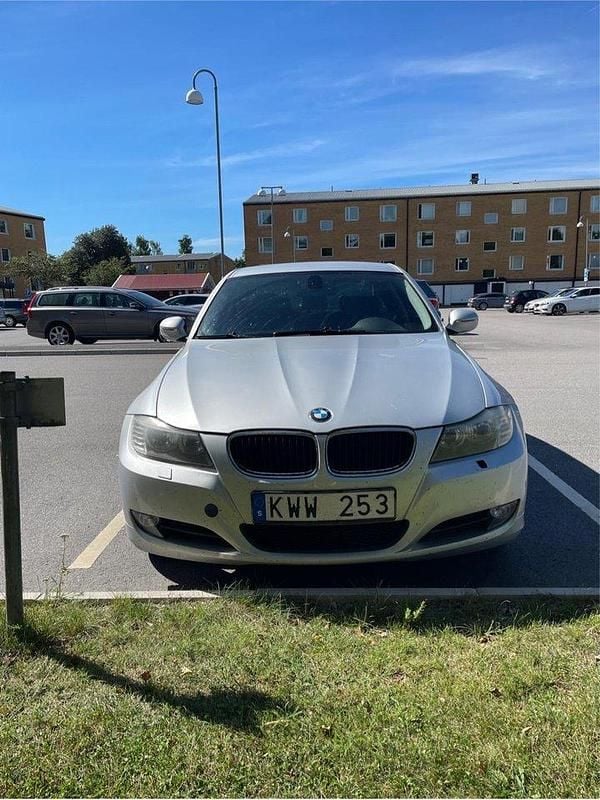 Grå Begagnad 2009 BMW 316 Comfort Edition Sedan | 46 999 kr (Marknadspris) - Bild 1/4