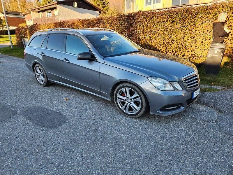 Silver Begagnad 2011 Mercedes E220 Avantgarde Kombi | 103 000 kr (Bra pris) - Bild 1/4