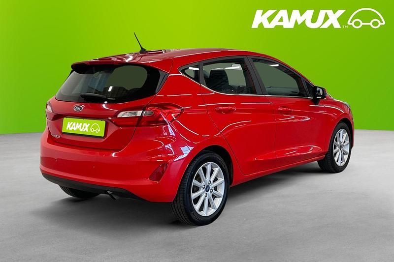 Begagnad Ford Fiesta Titanium 101 HK (74 kW) 2018 Röd Halvkombi