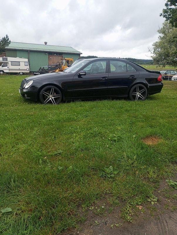 Svart Begagnad 2009 Mercedes E280 Classic Sedan | 59 000 kr (Superpris) - Bild 1/4