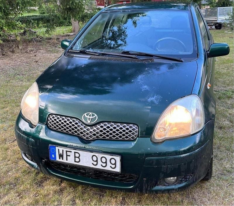 Grön Begagnad 2004 Toyota Yaris Halvkombi | 39 500 kr (Marknadspris) - Bild 1/4