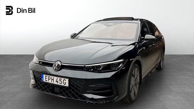 Svart Ny 2025 VW Passat R-line Kombi | 569 900 kr (Marknadspris) - Bild 1/4