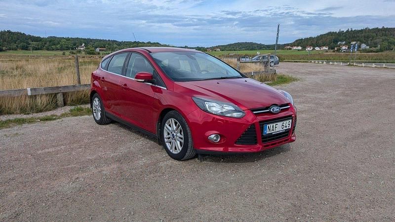 Röd Begagnad 2013 Ford Focus Titanium Halvkombi | 45 000 kr (Marknadspris) - Bild 1/4