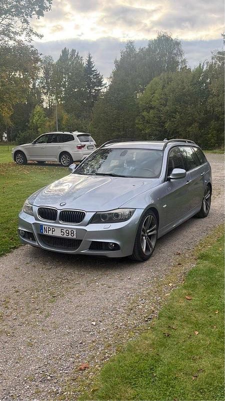 Blå Begagnad 2009 BMW 325 Comfort Edition Kombi | 80 000 kr (Marknadspris) - Bild 1/4