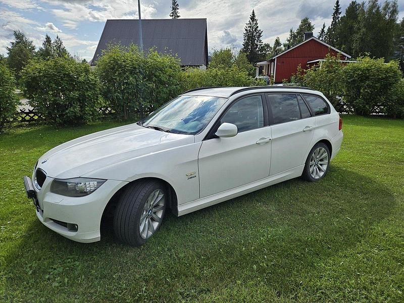 Vit Begagnad 2012 BMW 320 Kombi | 72 000 kr (Marknadspris) - Bild 1/4