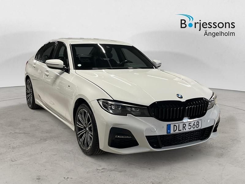 Vit Begagnad 2020 BMW 330e M Sport Sedan | 299 000 kr (Marknadspris) - Bild 1/4