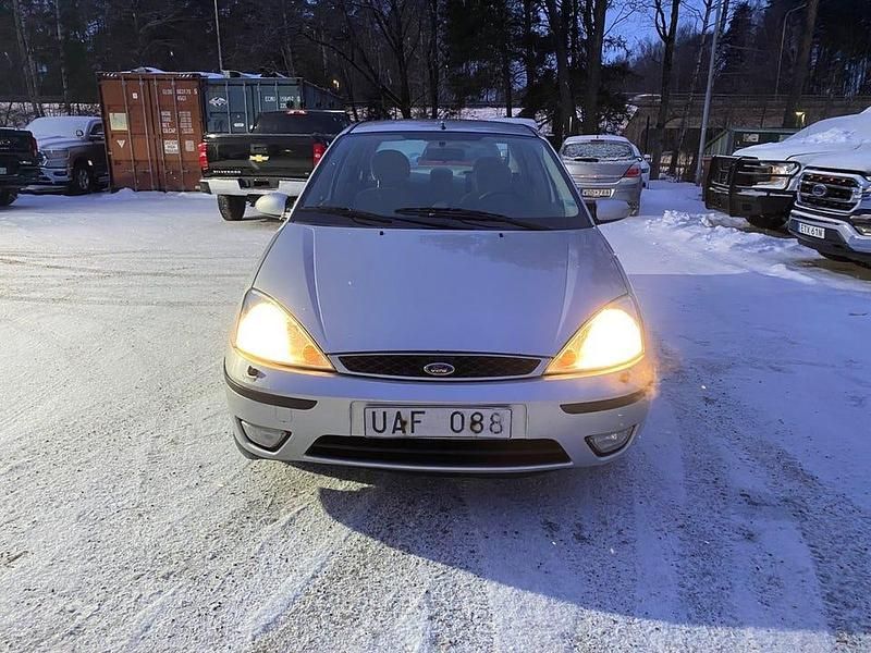 Begagnad Ford Focus Ghia 101 HK (74 kW) 2003 Silver Sedan