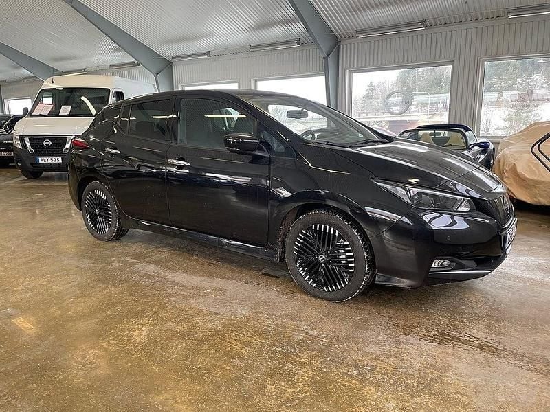 Begagnad Nissan Leaf N-Connecta 110 kW (150 HK) 2023 Svart Halvkombi