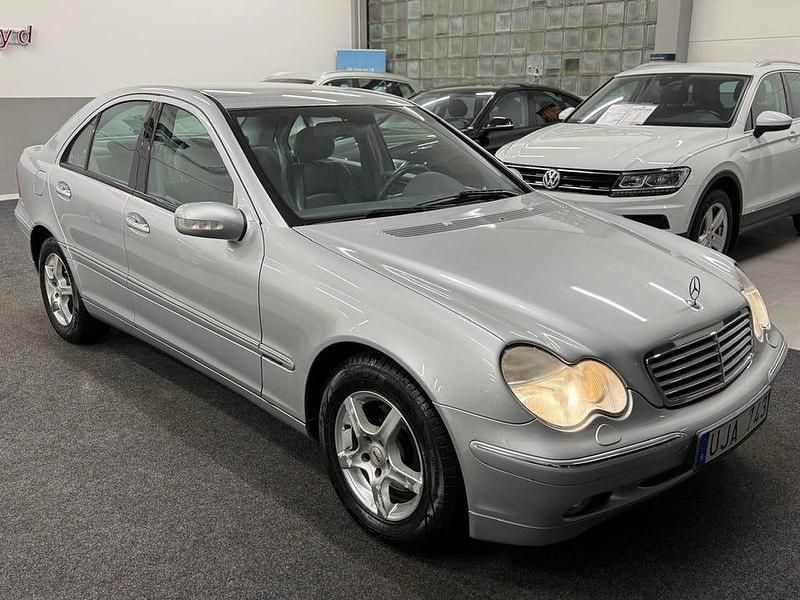 Begagnad Mercedes C200 Elegance 163 HK (119 kW) 2003 Silver Sedan