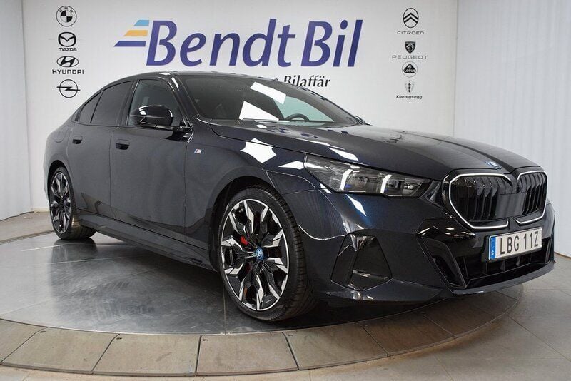 Carbon black metallic Begagnad 2024 BMW 550e M Sport Sedan | 919 500 kr (Superpris) - Bild 1/4