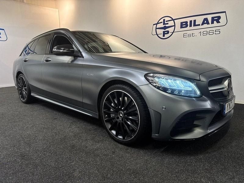 Grå Begagnad 2018 Mercedes C43 AMG AMG Kombi | 427 000 kr (Marknadspris) - Bild 1/4