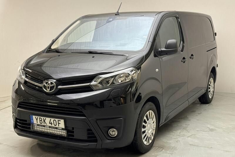 Svart Begagnad 2021 Toyota Proace Van | 189 000 kr - Bild 1/4