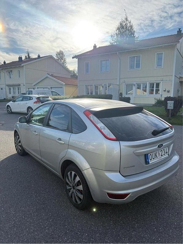 Grå Begagnad 2009 Ford Focus Halvkombi | 24 000 kr (Marknadspris) - Bild 1/4