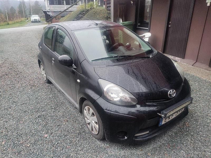 Svart Begagnad 2014 Toyota Aygo Halvkombi | 40 000 kr (Marknadspris) - Bild 1/3