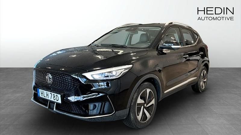 Svart (black) Begagnad 2022 MG ZS Luxury Sedan | 244 900 kr (Bra pris) - Bild 1/4