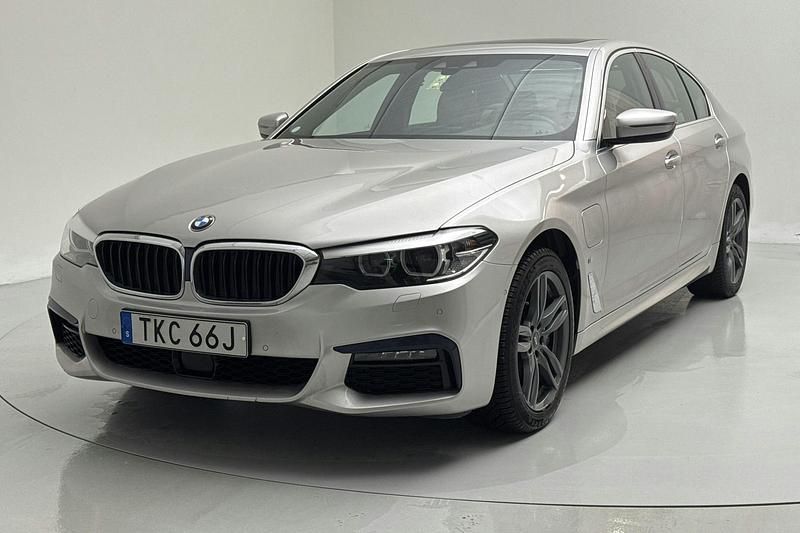 Ljusgrå Begagnad 2020 BMW 530 iPerformance Sedan | 346 500 kr - Bild 1/4