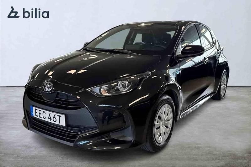 Svart Begagnad 2025 Toyota Yaris Hybrid Halvkombi | 239 800 kr - Bild 1/1