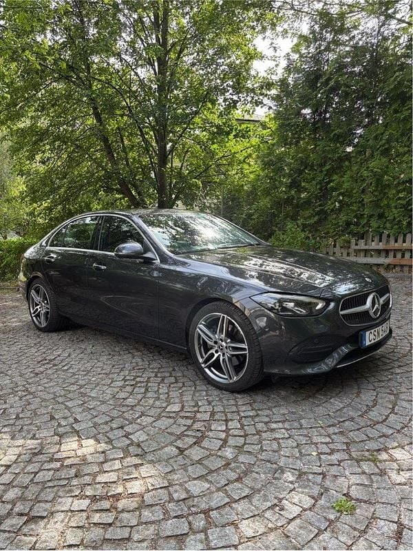 Grå Begagnad 2022 Mercedes C220 Avantgarde Sedan | 379 000 kr (Marknadspris) - Bild 1/4
