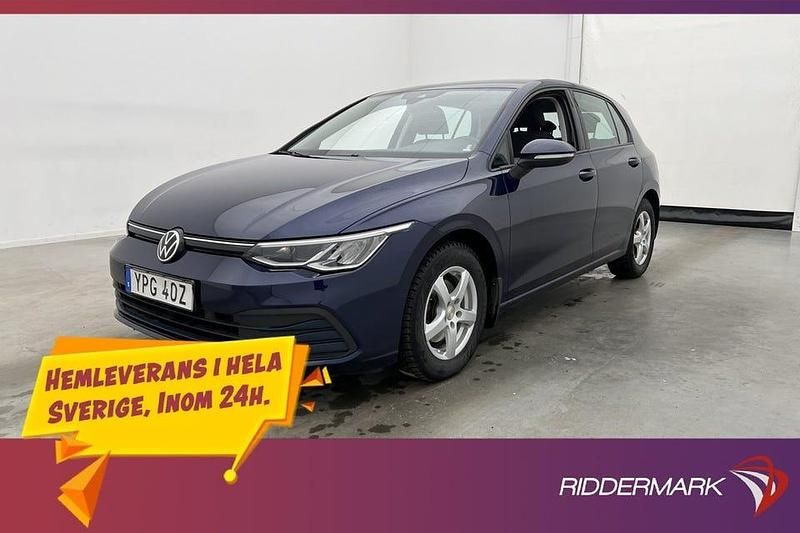 Mörkblå Begagnad 2020 VW Golf VIII Halvkombi | 198 800 kr (Marknadspris) - Bild 1/3