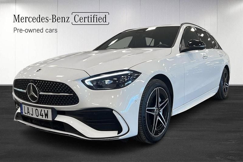 Vit (polarvit) Begagnad 2024 Mercedes C300e AMG Kombi | 569 000 kr (Marknadspris) - Bild 1/4