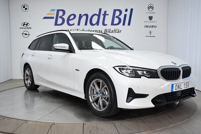 Mineralgrå metallic Begagnad 2021 BMW 330e Sport Line Kombi | 284 500 kr (Bra pris) - Bild 1/3