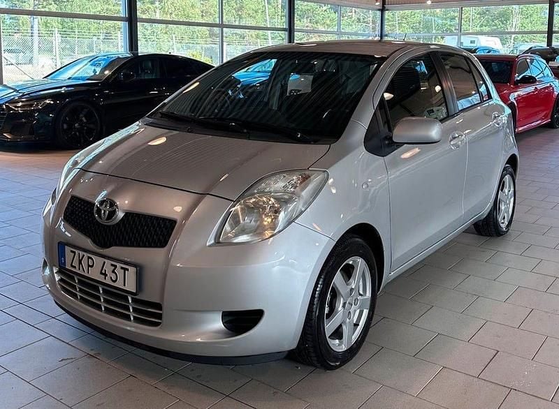 Silver Begagnad 2006 Toyota Yaris Halvkombi | 39 900 kr (Marknadspris) - Bild 1/4